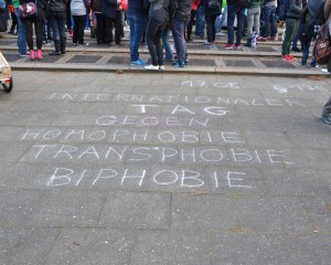 Auf dem Boden steht mit Kreide "Internationaler Tag gegen Homophobie Trans*phobie Biphobie 17.05. $175"