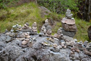 Bild von einem Felsen, auf dem mehrere flache Steine übereinander gestapelt sind.